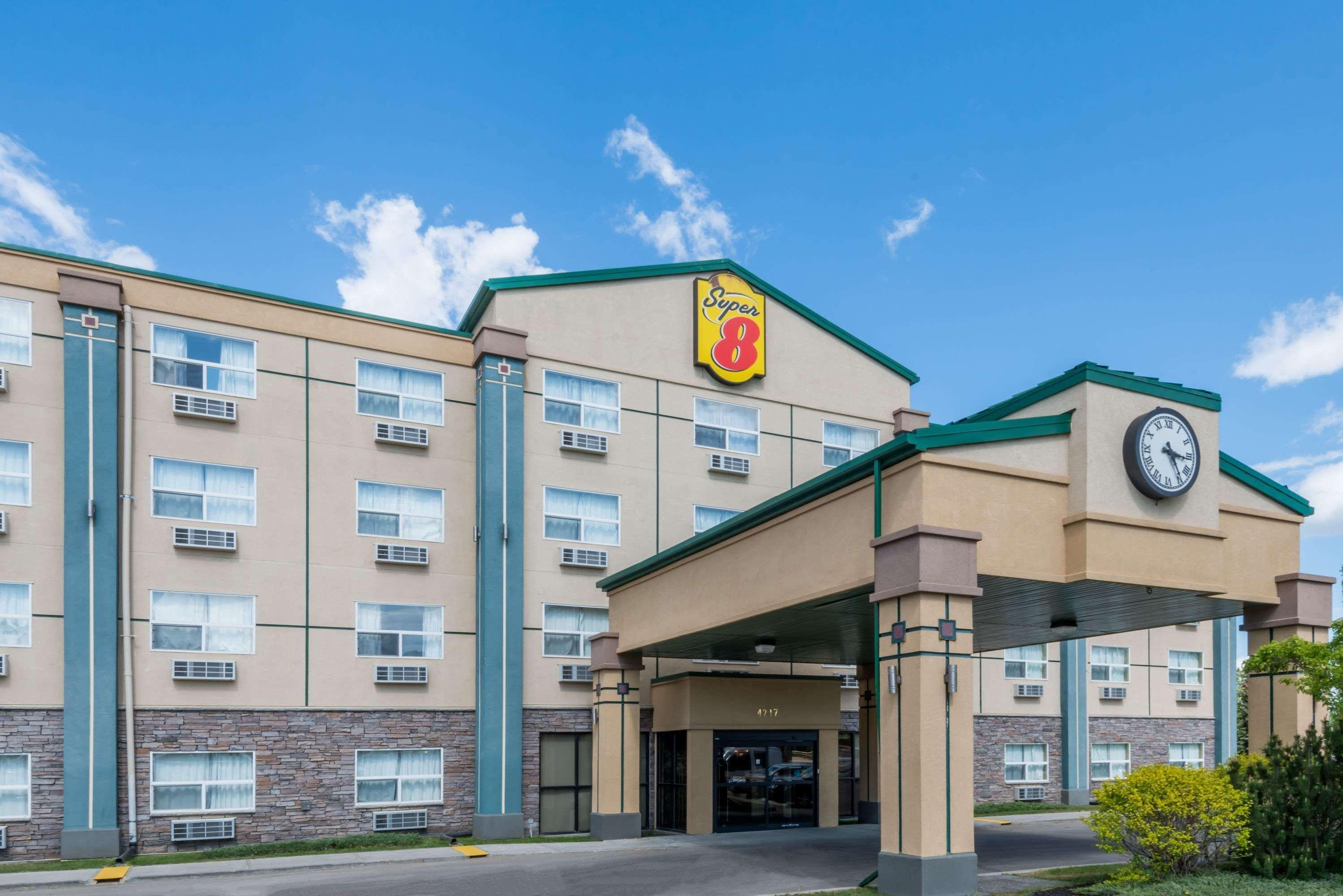 Super 8 By Wyndham Red Deer City Centre Exteriör bild